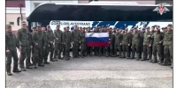 Минобороны показало видео, где вернувшиеся военные развернули флаг РФ - Газета Знамя труда